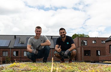 2 mannen bij een net aangelegd groen dak