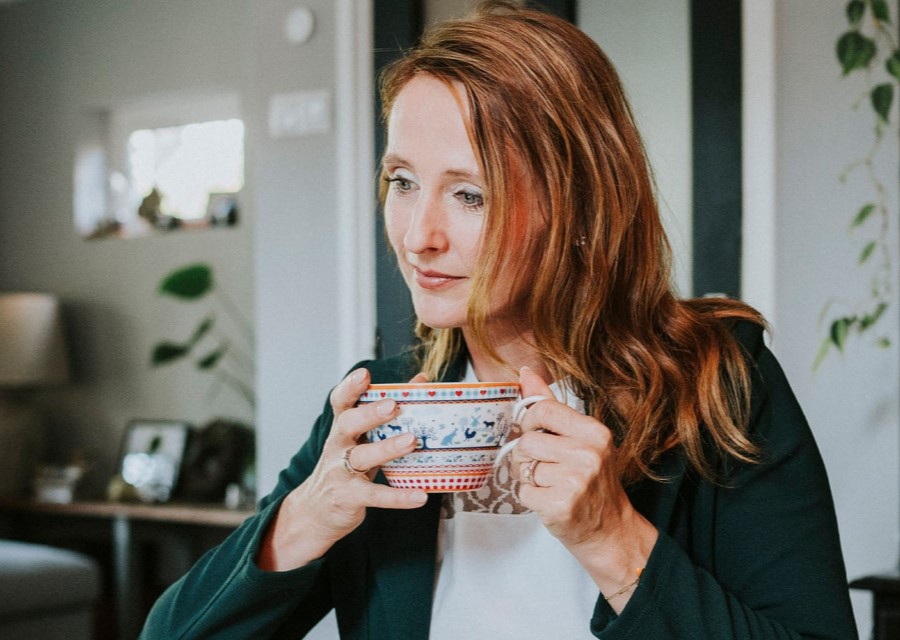Vrouw die de verzuimkosten van haar bedrijf berekent met de verzuimkostentool.