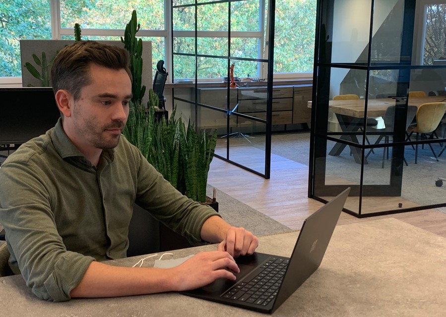 Eigenaar van Scherpte B.V. die op zijn laptop aan het werk is