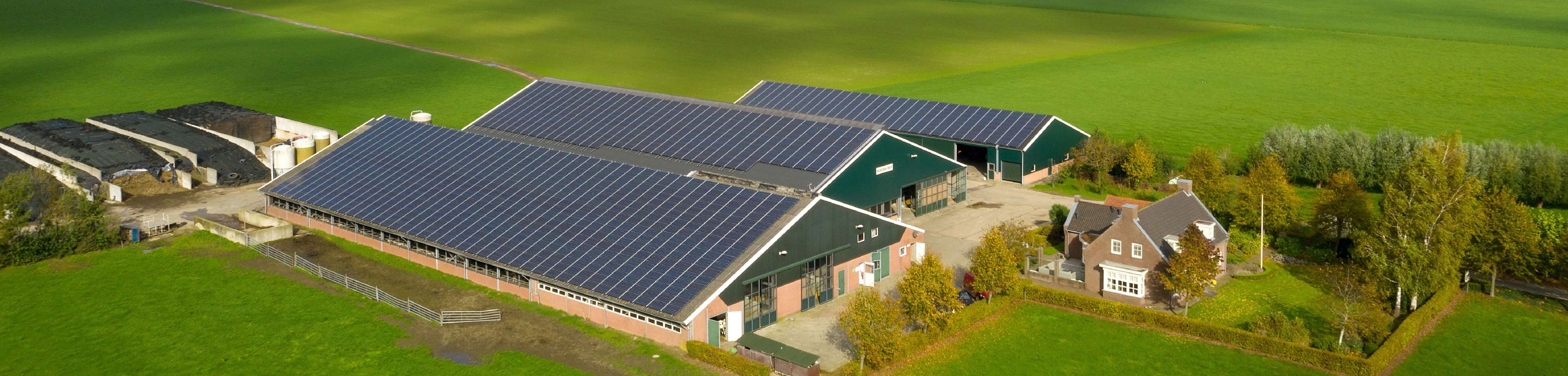 Agrarisch bedrijf met zonnepanelen op het dak