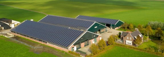 Agrarisch bedrijf met zonnepanelen op het dak
