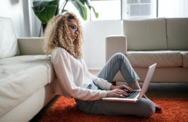 Vrouw achter laptop