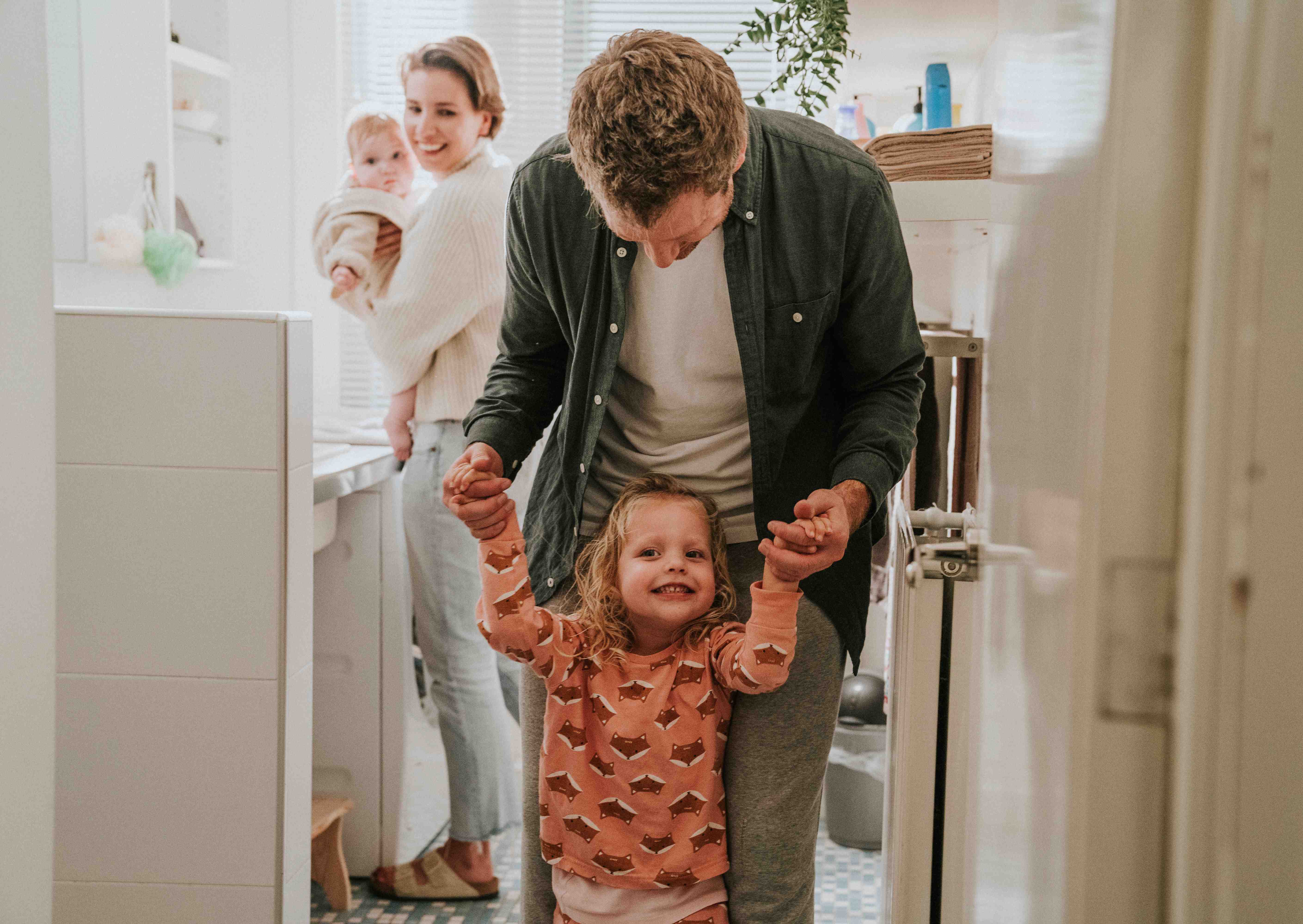 Gezin staat in de badkamer