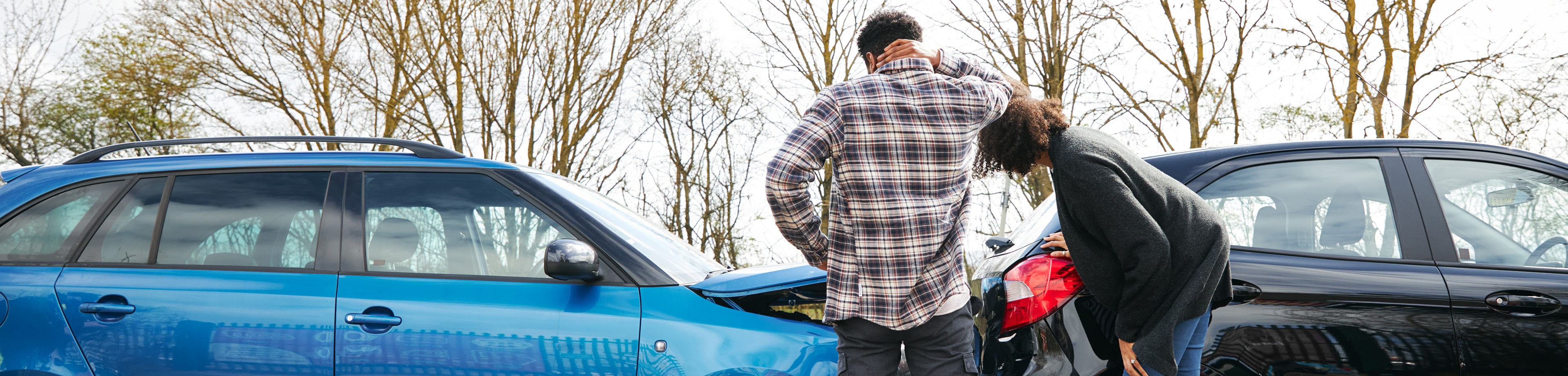 Twee mensen bij een botsing met autoschade