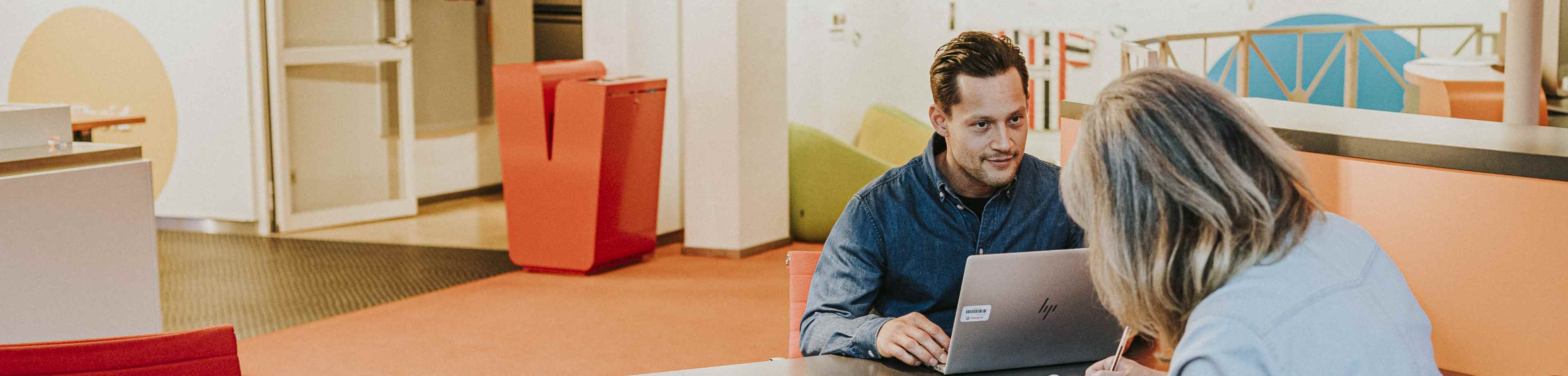 2 collega's werken samen achter hun laptop | Juridische hulp nodig, wat nu? | Interpolis verzekeringen