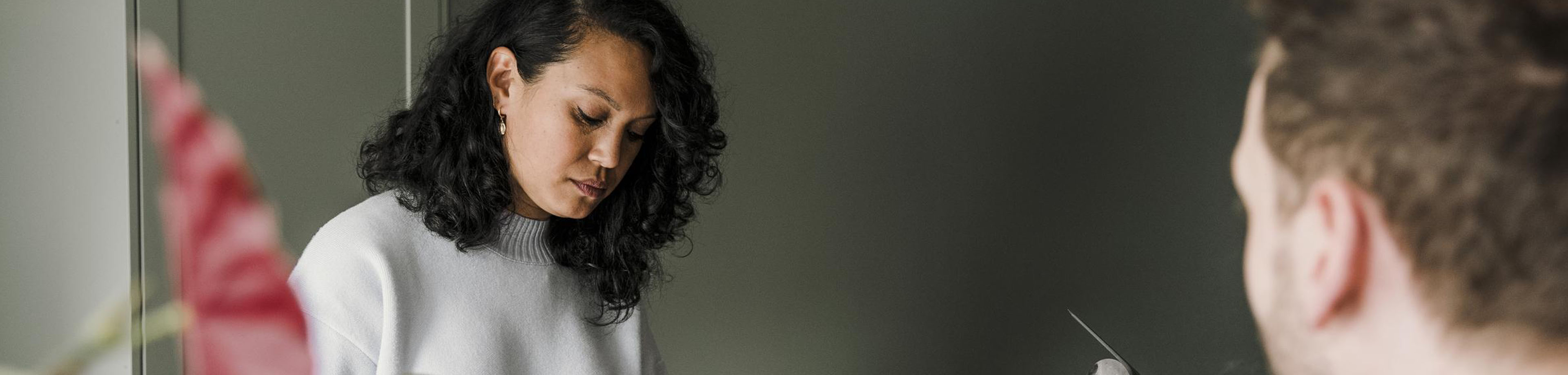 Man en vrouw aan het aanrecht in keuken