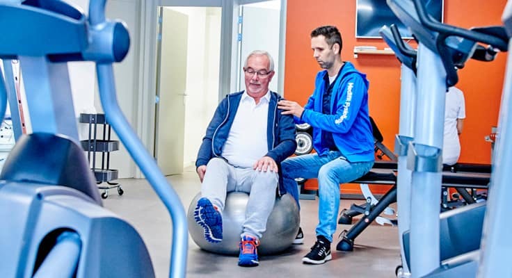 Fysiotherapie geeft tips bij oefeningen met man op leeftijd. Arbeidsongeschiktheidsverzekering KNGF voor zelfstandige fysiotherapeuten.