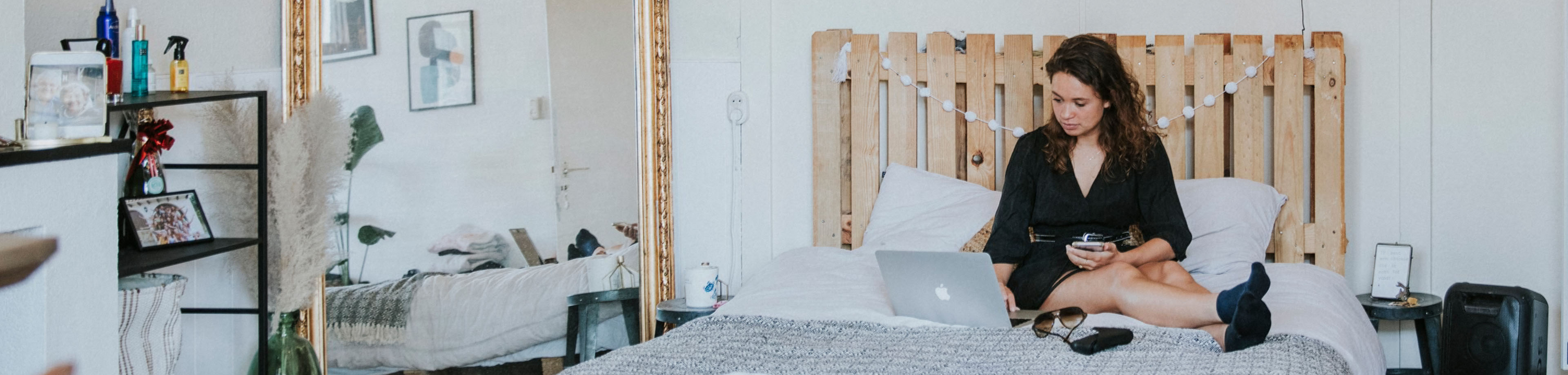 Studente die op haar laptop een zorgverzekering bij Interpolis afsluit