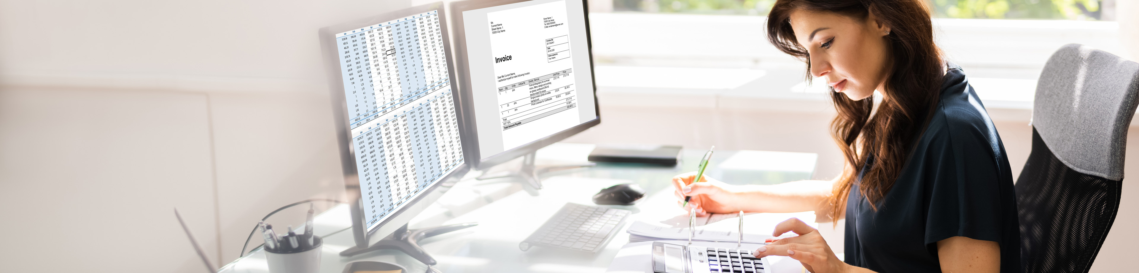 Vrouw op thuiskantoor rekent op een rekenmachine