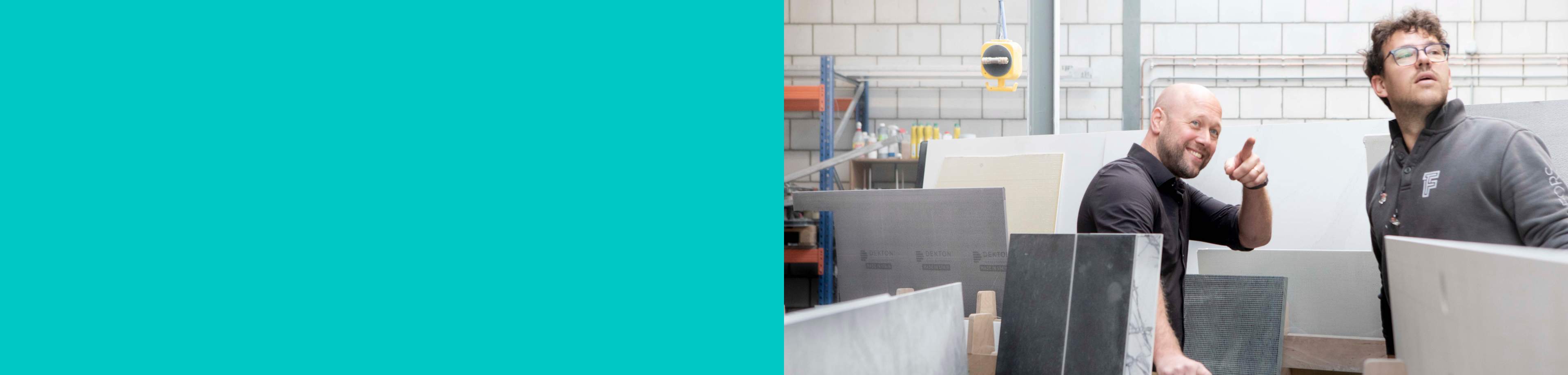 Twee mannen in een werkplaats