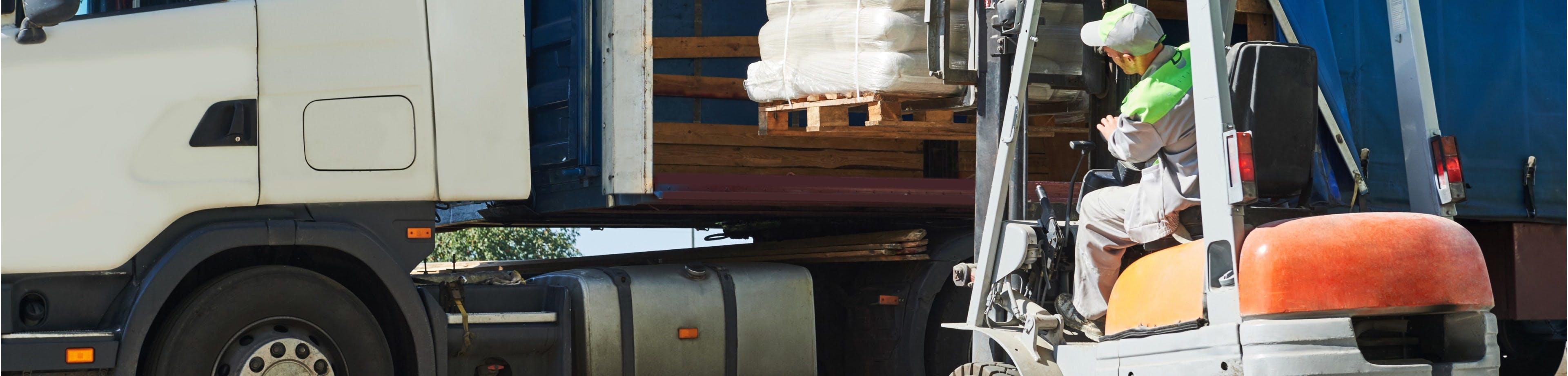 Een werknemer laadt goederen in een vrachtwagen. Met de Interpolis Transportverzekering dekt u uw goederen tegen schade en diefstal. Bezoek onze site en regel het direct. 