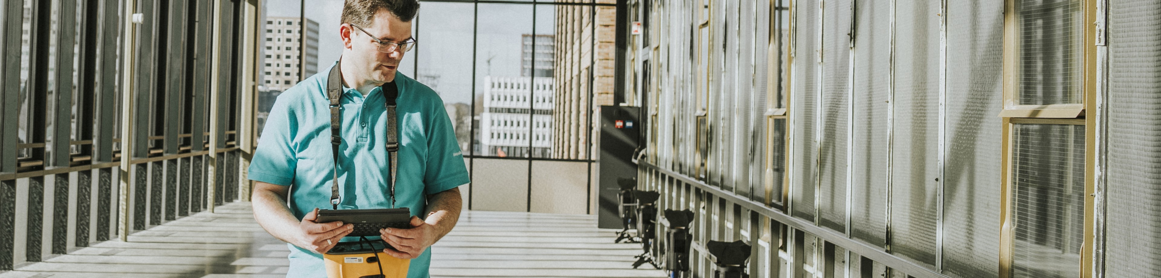 Inspecteur die een elektrakeuring uitvoert bij een bedrijf