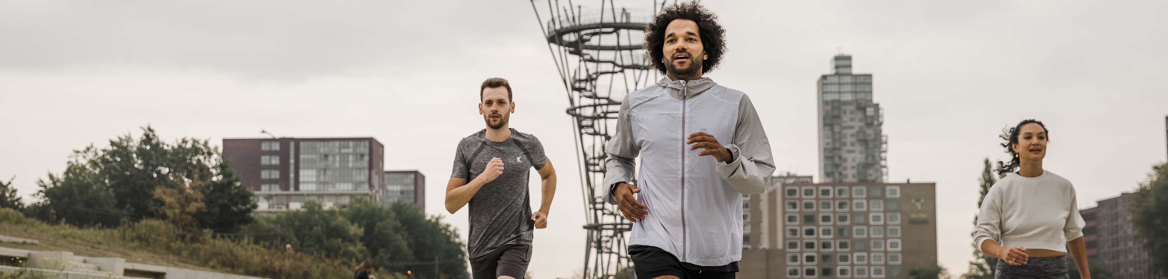 Mensen die samen hardlopen, mentaal en fysiek fitte mensen zijn duurzaam inzetbaar