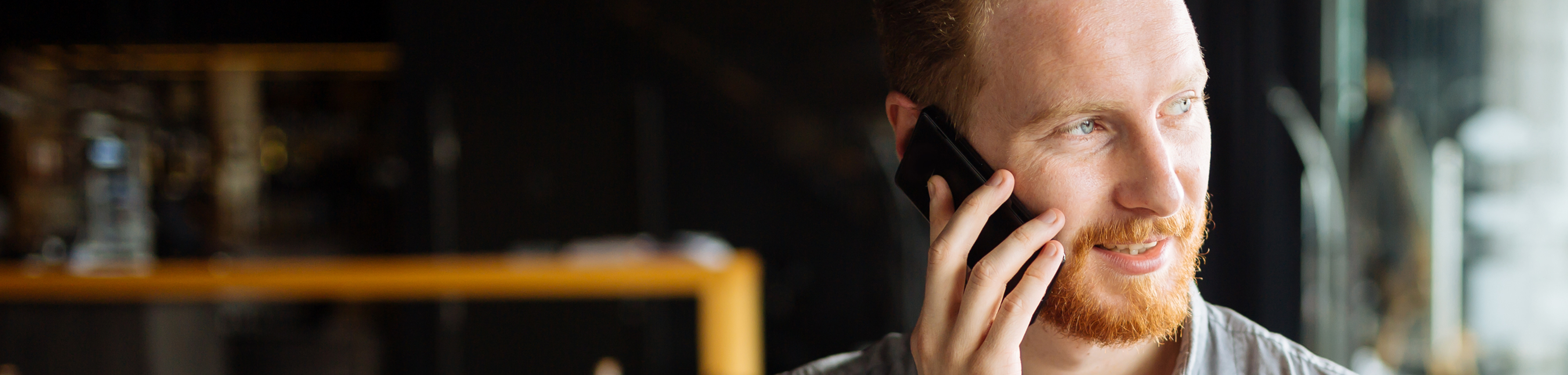 Ondernemer die aan het bellen is over zijn verzuimverzekering