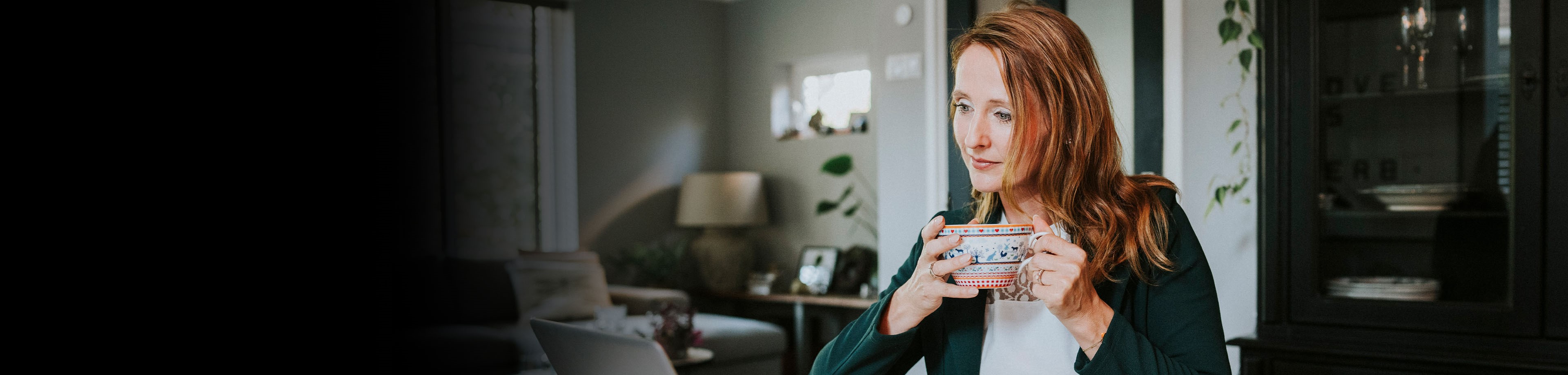 Vrouw die de verzuimkosten van haar bedrijf berekent