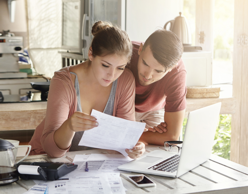 Vrouw kijkt samen met partner bezorgd naar ontslagbrief | Met Juridisch Advies van Interpolis krijg je on demand rechtshulp bij geschillen over je werk.