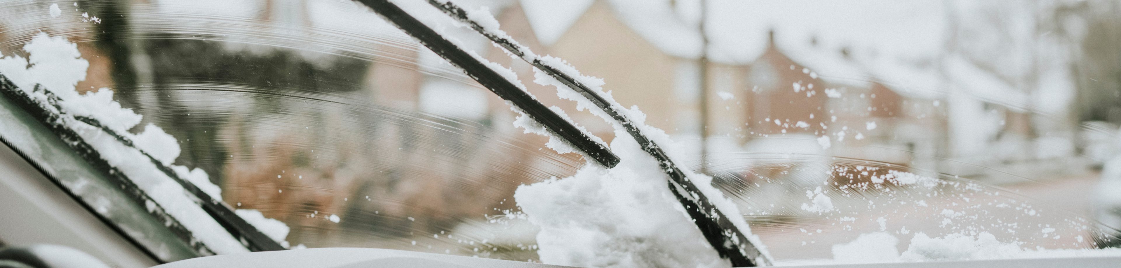 Ruitenwisser haalt sneeuw van de vooruit
