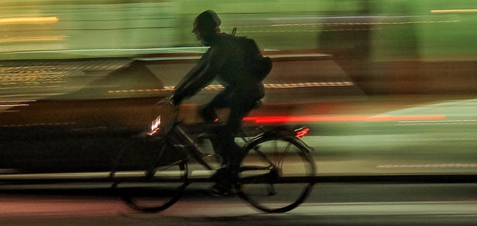 Fietser in het donker met fietsverlichting die aan staat