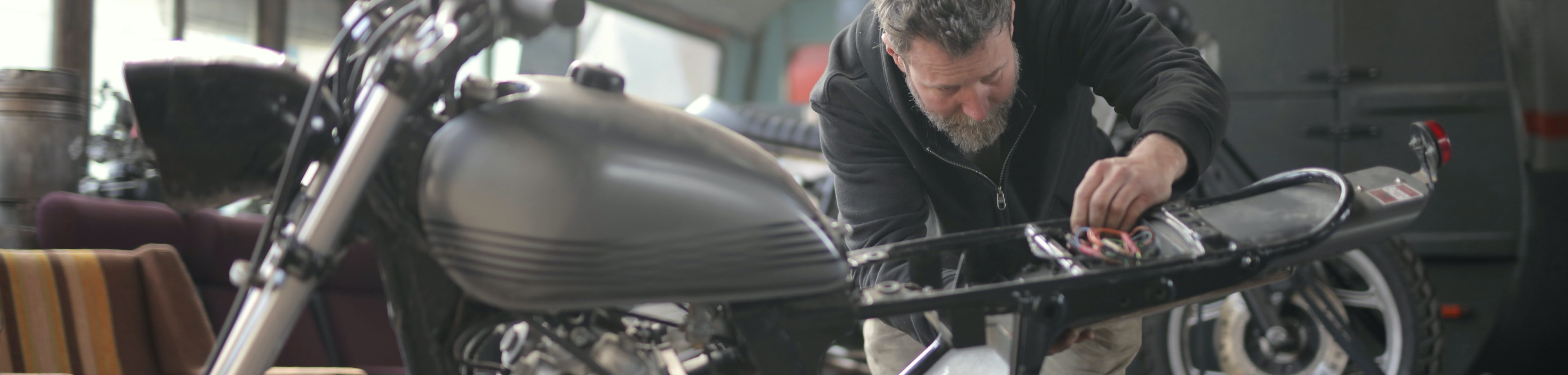 Een man die zijn motor controleert