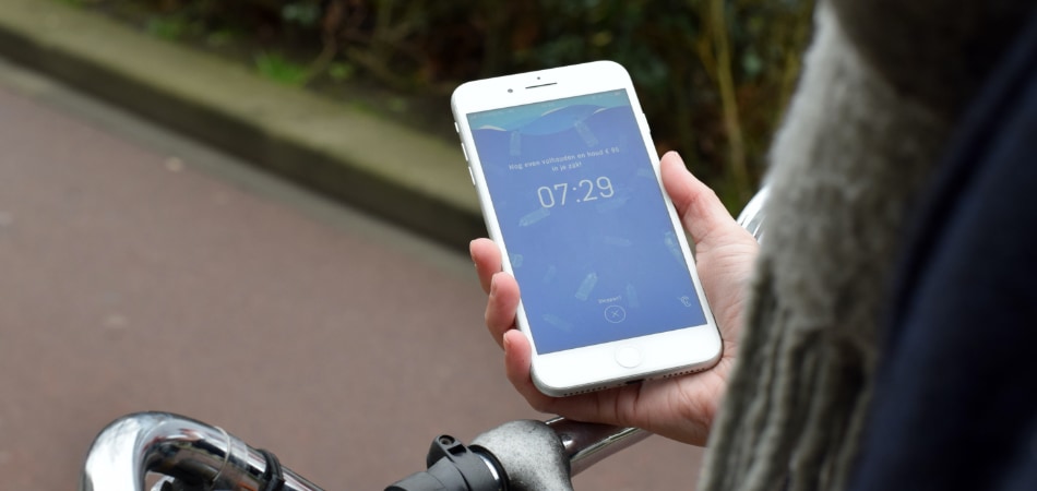 Iemand die de PhoNo app geopend heeft op de smartphone