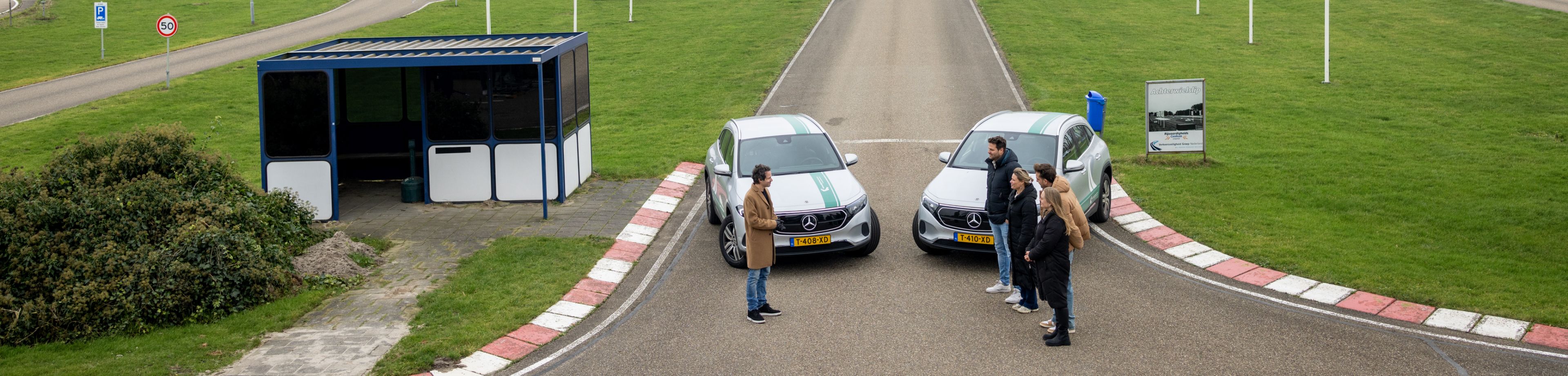 Victor Mids en 4 kandidaten staan voor 2 auto's, op de locatie van BewustBestuurd.