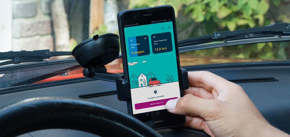 Een persoon bedient de AutoModus app op een telefoon die in een voorruithouder zit.