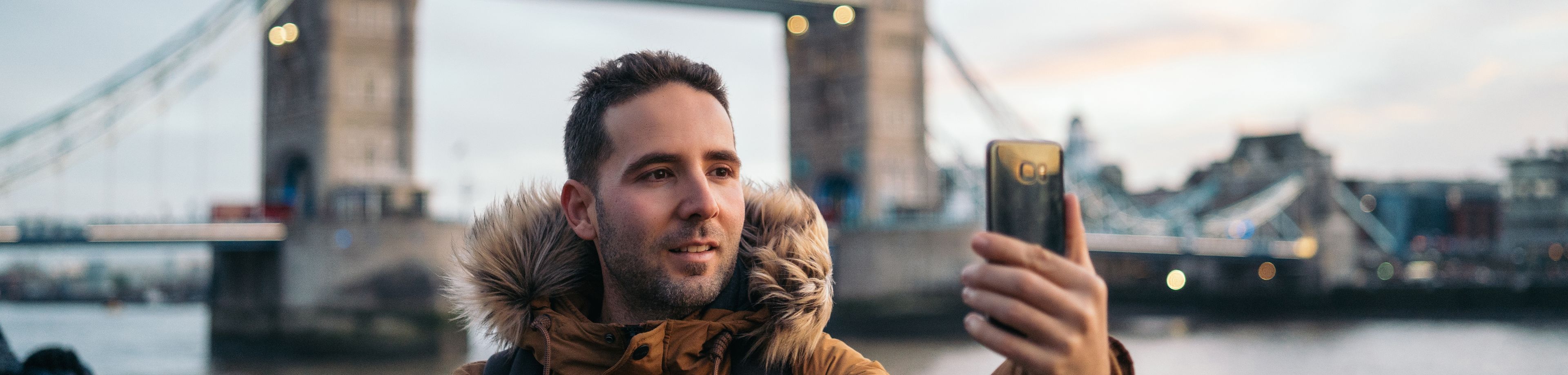 Man neemt een selfie voor de Tower Bridge in London