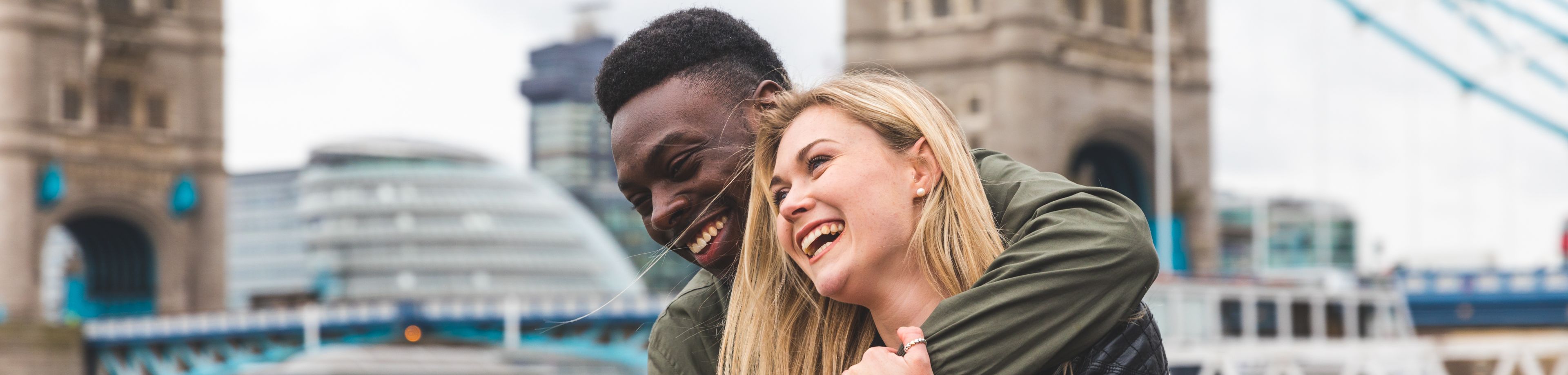 Man omhelst vrouw voor de Tower Bridge in London