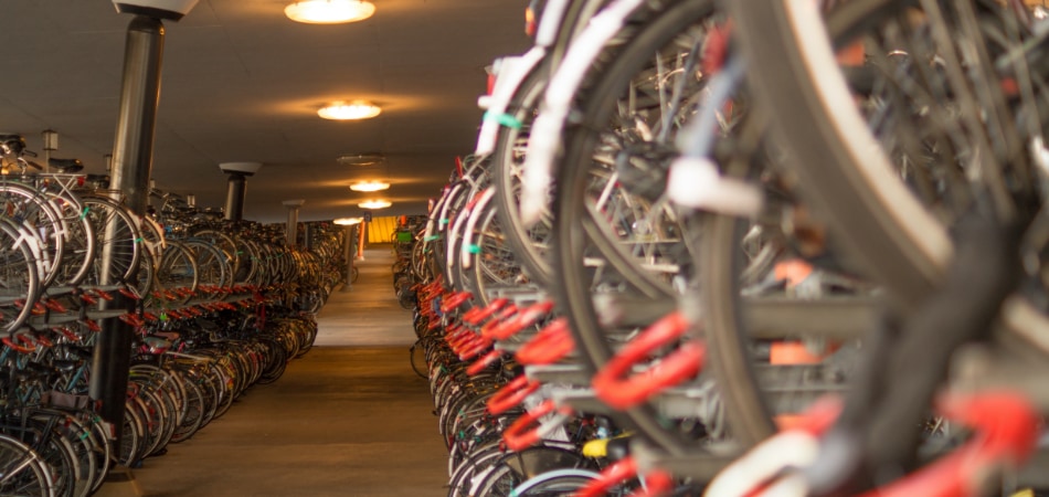 fietsen die in een beveiligde fietsenstalling staan