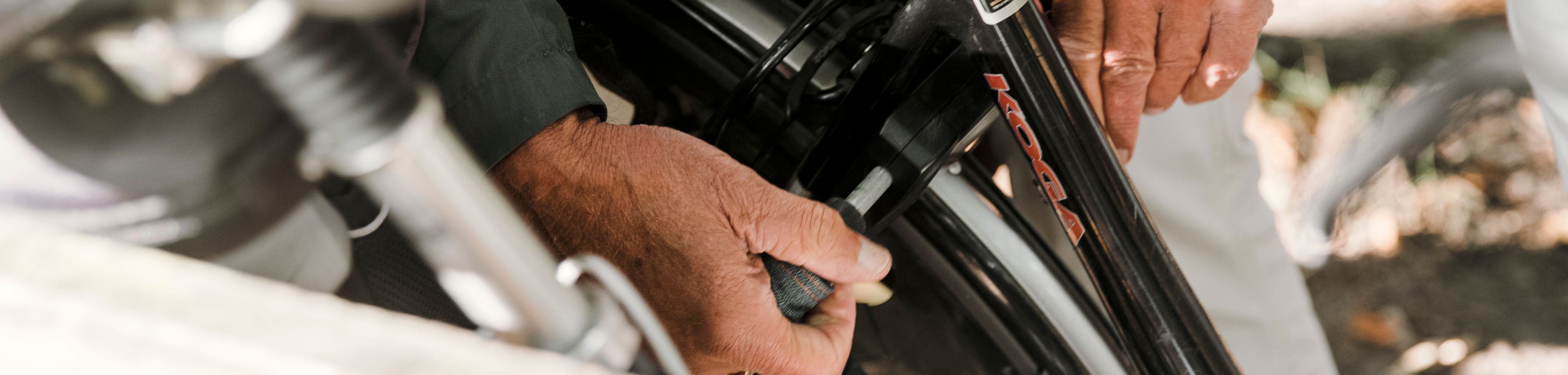 Iemand zet de fiets op slot