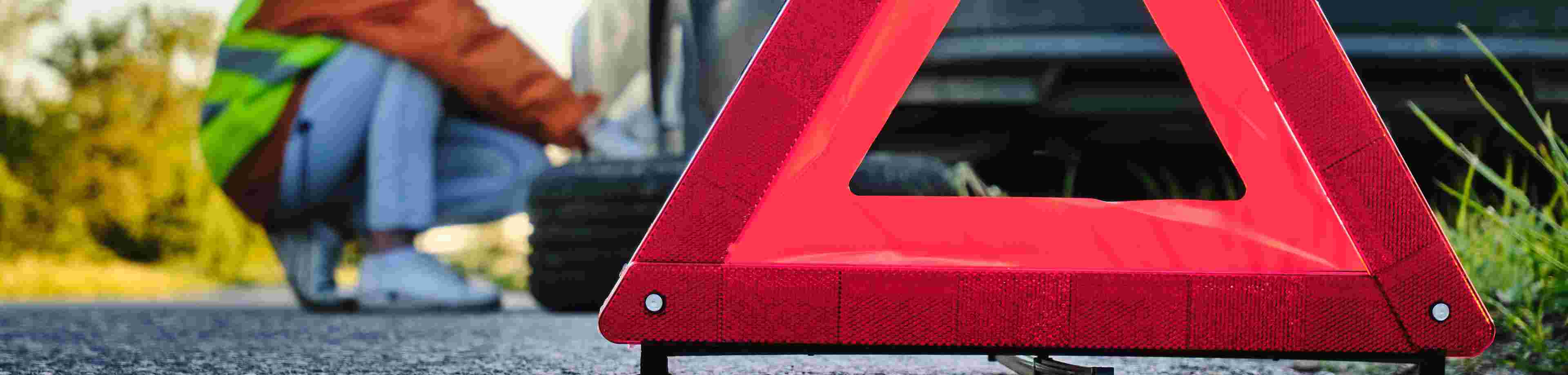 Een gevarendriehoek staat voor een auto met pech