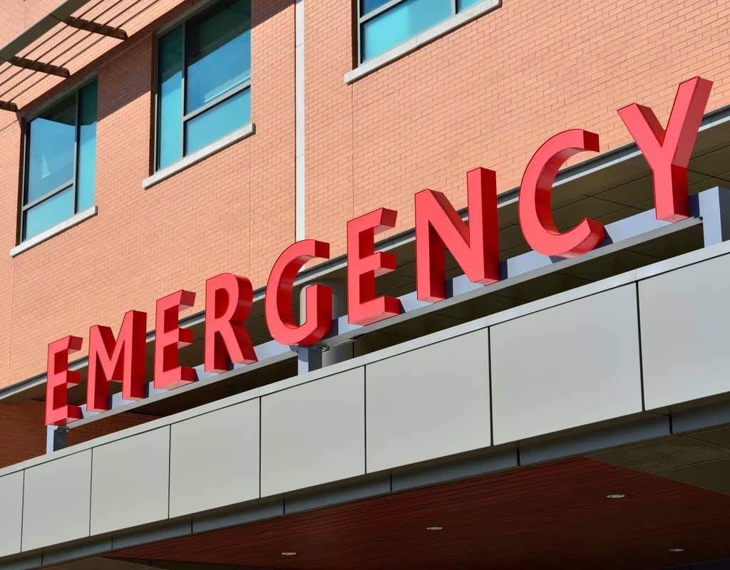 Het woord 'EMERGENCY' staat op de gevel bij de eerste hulp van een ziekenhuis.