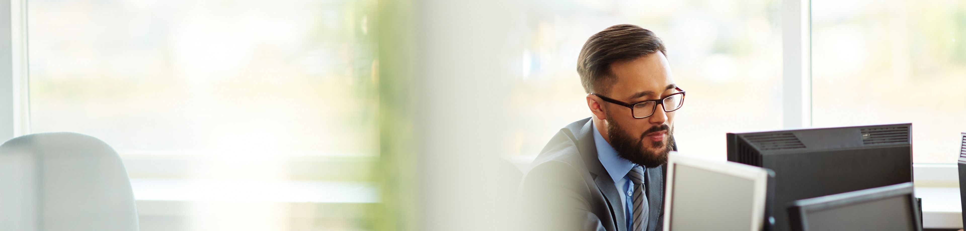 Man in pak in kantooromgeving