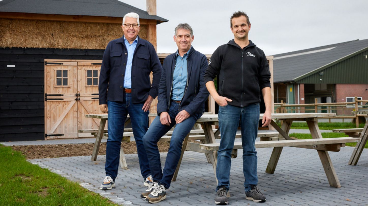 Foto van Mark van Lipzig (rechts) met risicodeskundige Interpolis Wim Niessen (midden) en verzekeringsadviseur Rabobank Bart Hazen.