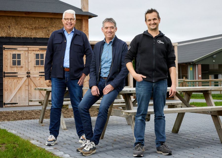Foto van Mark van Lipzig (rechts) met risicodeskundige Interpolis Wim Niessen (midden) en verzekeringsadviseur Rabobank Bart Hazen.