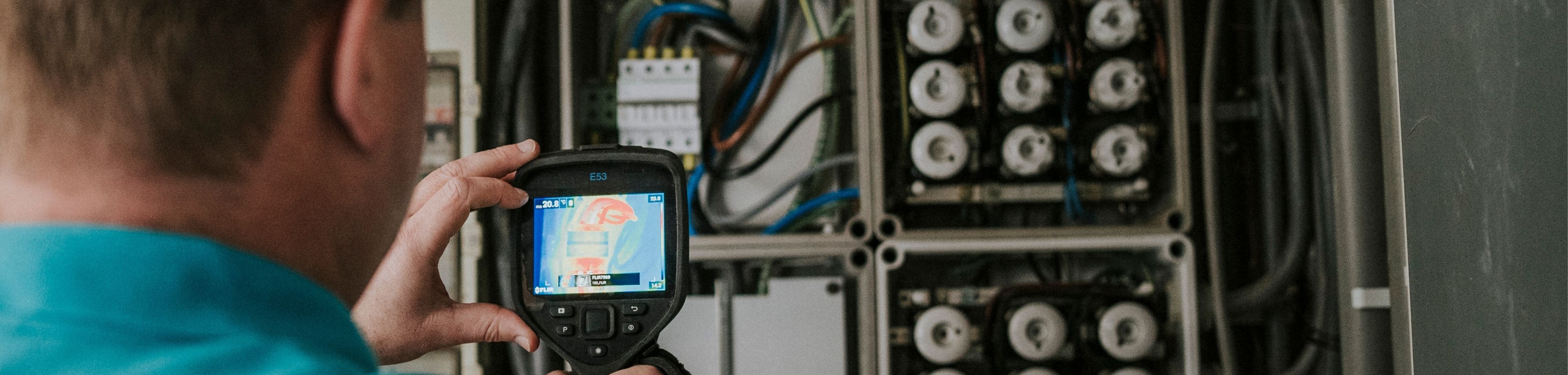 Man voert elektrakeuring uit 