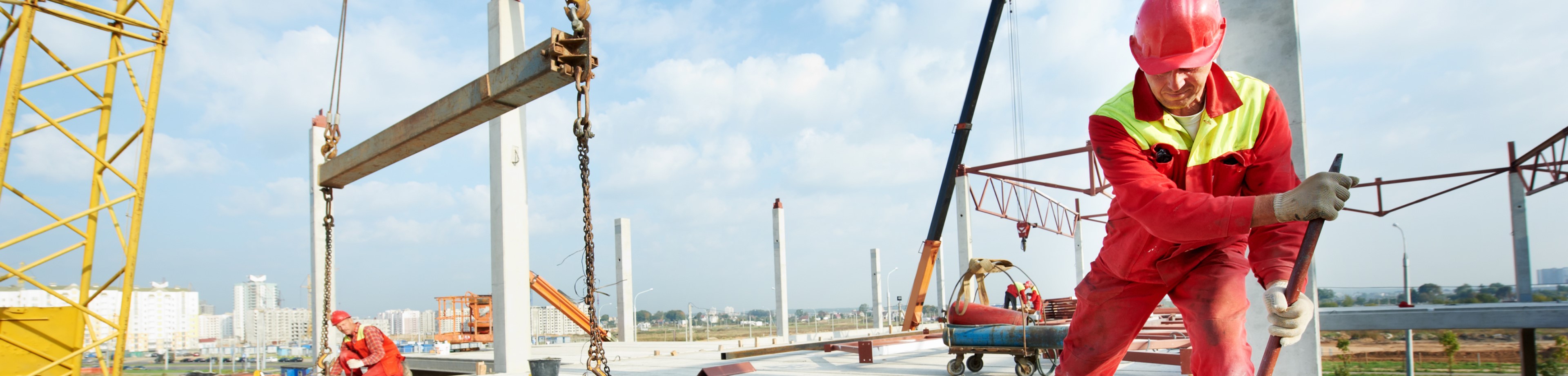 Bouwvakker werkt op hoogte aan een gebouw