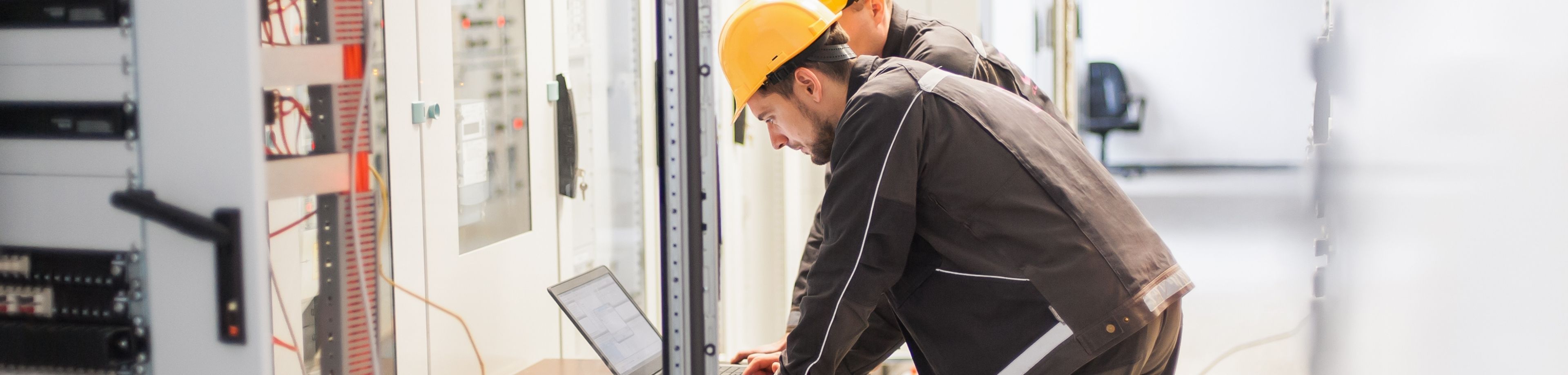 Elektriciens bekijken de elektra