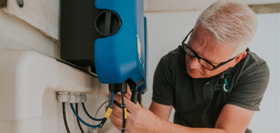 De inspecteur keurt de connectoren van een zonnepaneleninstallatie. 