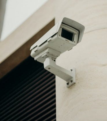 Beveiligingscamera aan de buitenkant van een bedrijfspand