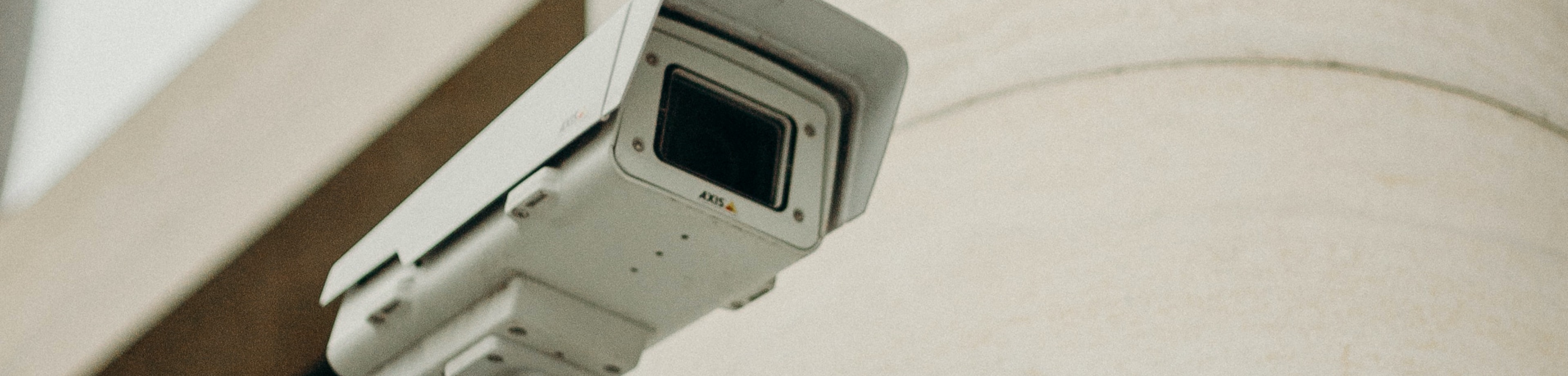 Beveiligingscamera aan de buitenkant van een bedrijfspand