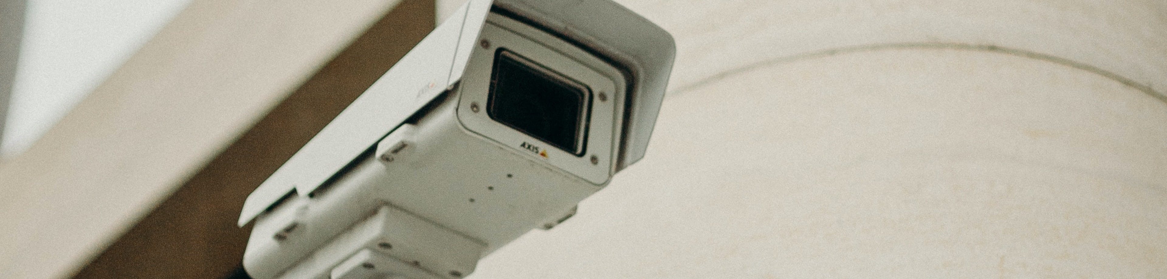 Beveiligingscamera aan de buitenkant van een bedrijfspand