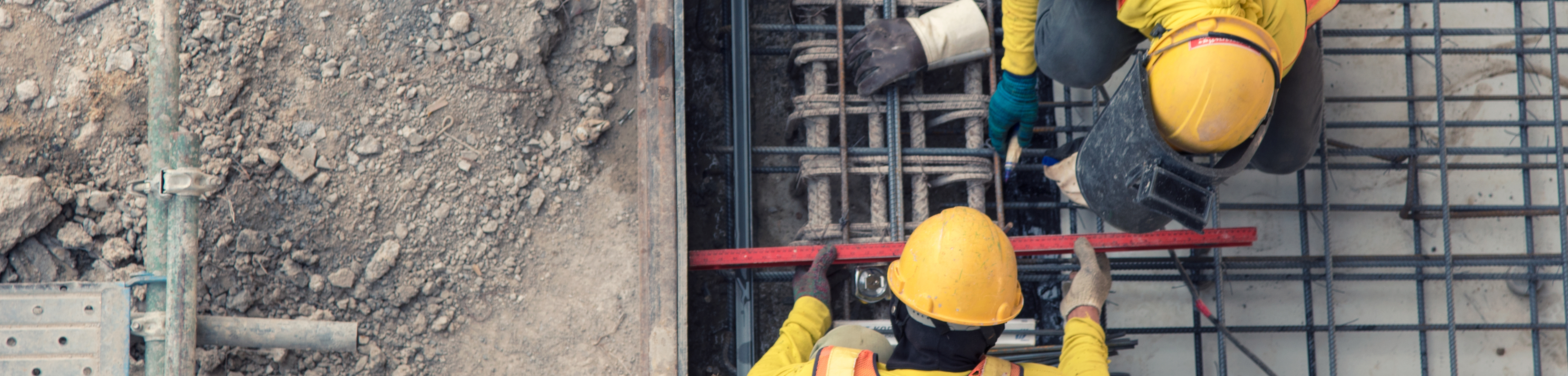 Twee bouwvakkers die leidingen lassen