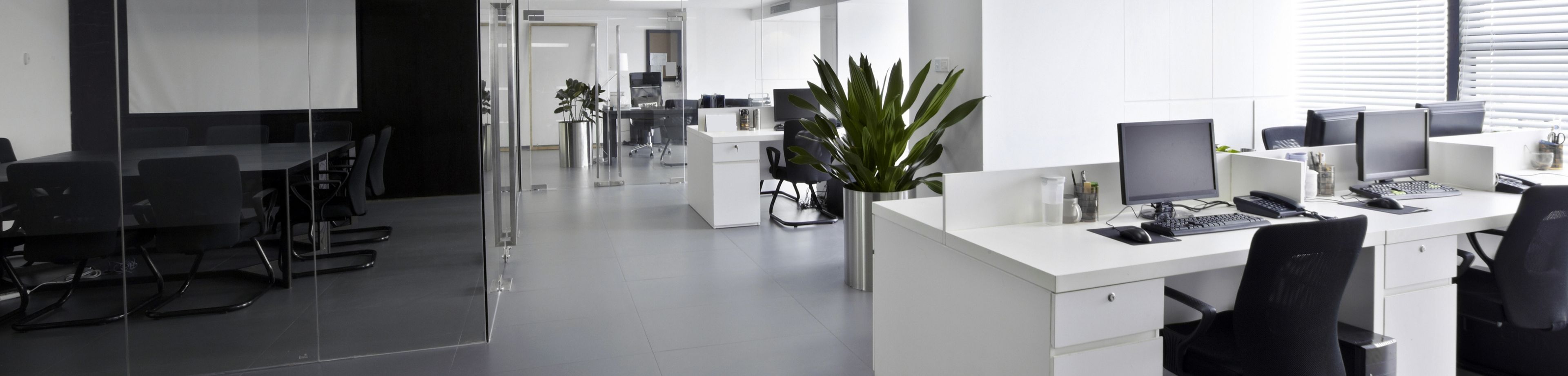 Lege bureaus in een kantoortuin