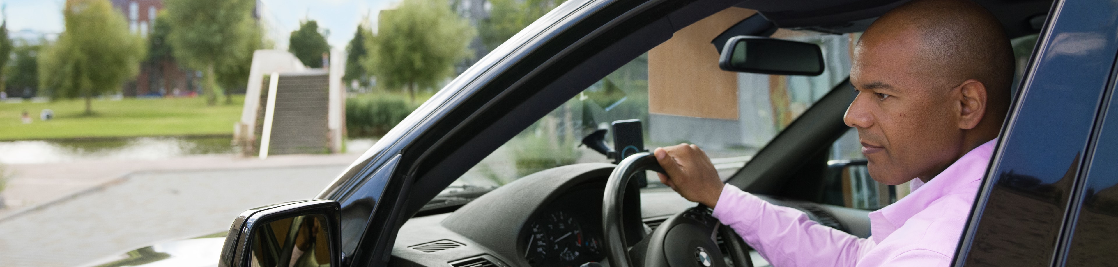 man in een zakelijke auto