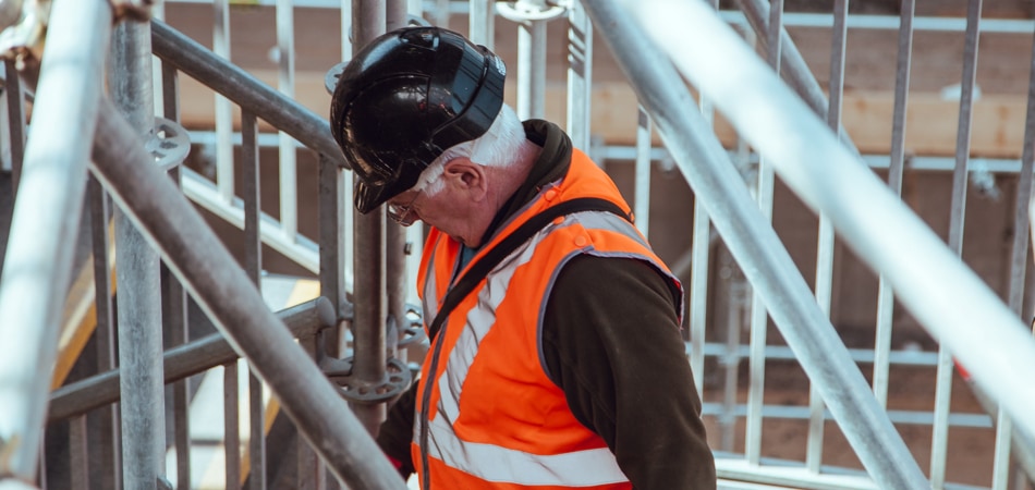 Een ondernemer die op een steiger aan het werk is