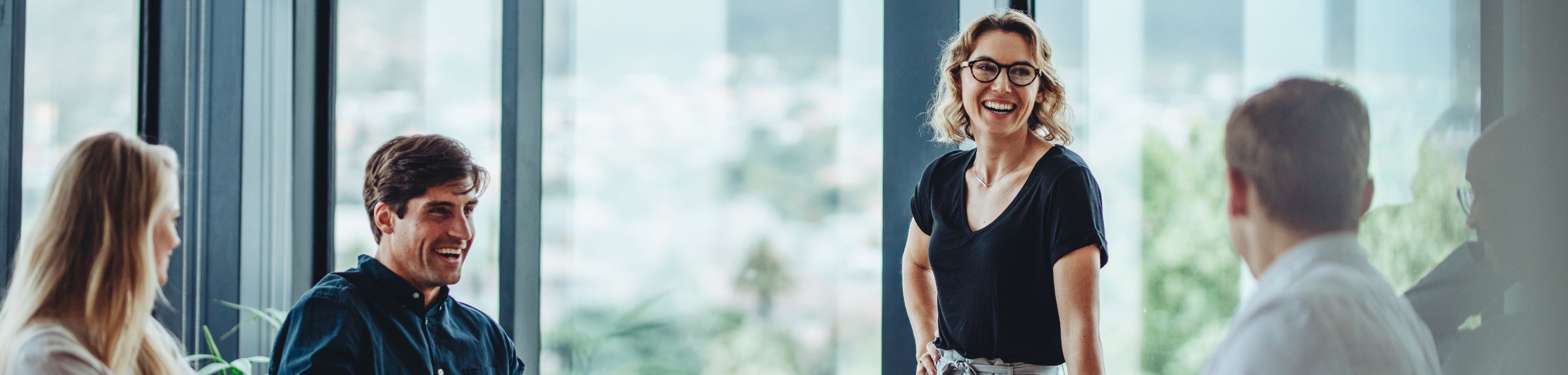 Lachende collega's in overleg