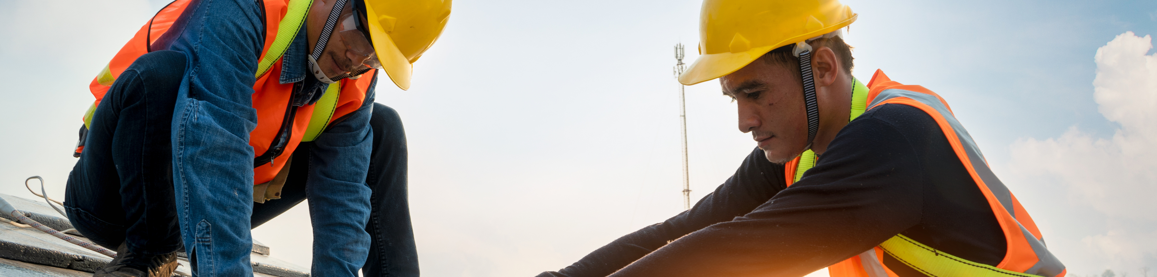 2 mannen met helm op aan het werk in de bouw