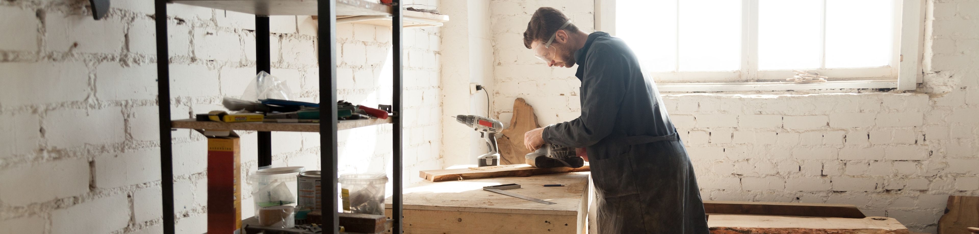 Ondernemer die aan het werk is