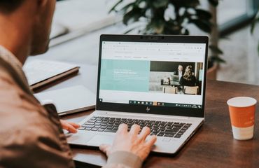 Een man werkt op zijn laptop en bezoekt de website van Interpolis.